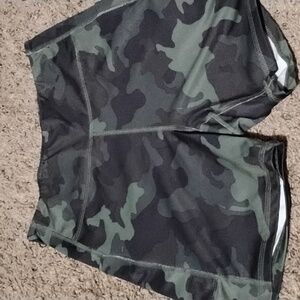 Women's Tek Gear Size M Green Camo Activewear Shorts